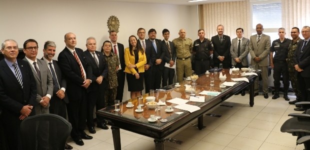 As autoridades que participaram da reunião posaram para a foto oficial no Gabinete da Presidênci...