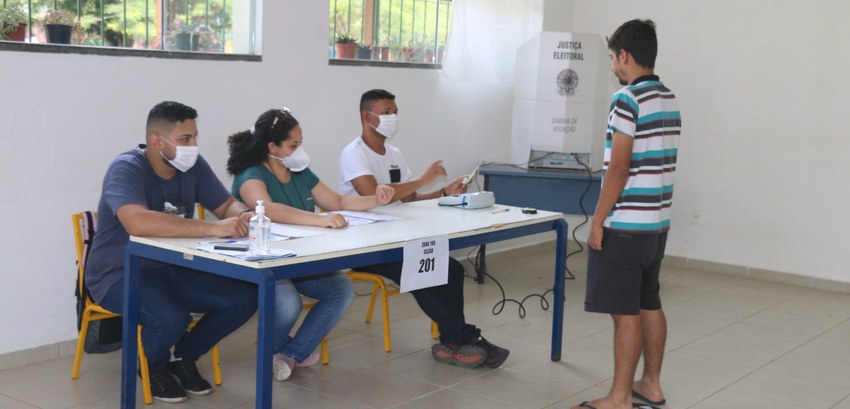 TRE-RJ Eleitores votando nas Eleições Suplementares de Itatiaia 2022