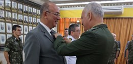 Foto do desembargador João Ziraldo Maia recebendo a Medalha Exército Brasileiro das mãos do gene...