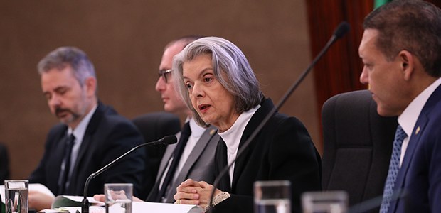 Descrição da imagem: Na foto, está a presidente e ministra do Tribunal Superior Eleitoral (TSE),...