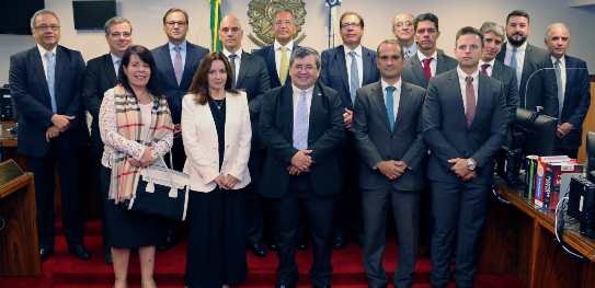 Foto posada dos participantes no plenário do Tribunal