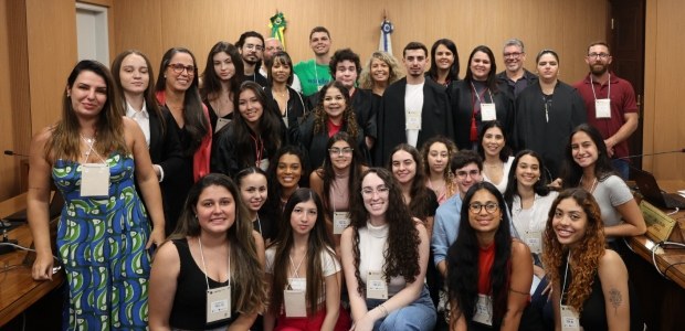 Descrição da imagem: No plenário do Palácio da Democracia, as(os) estudantes posam para a foto. ...